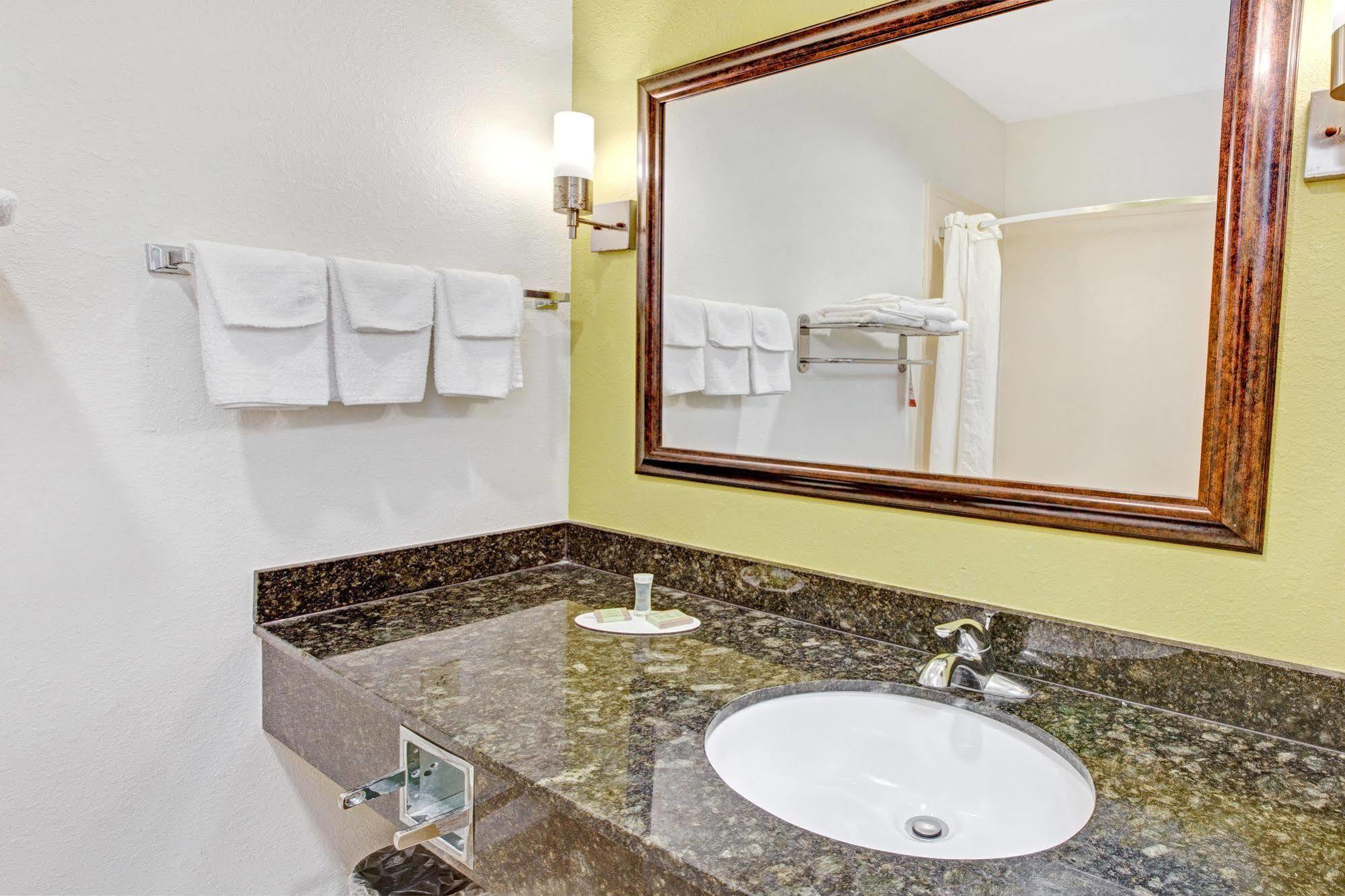 Super 8 By Wyndham Laporte La Porte Dış mekan fotoğraf